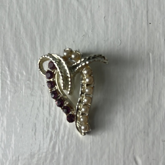 Pearl and purple gem heart pin - Picture 2 of 3